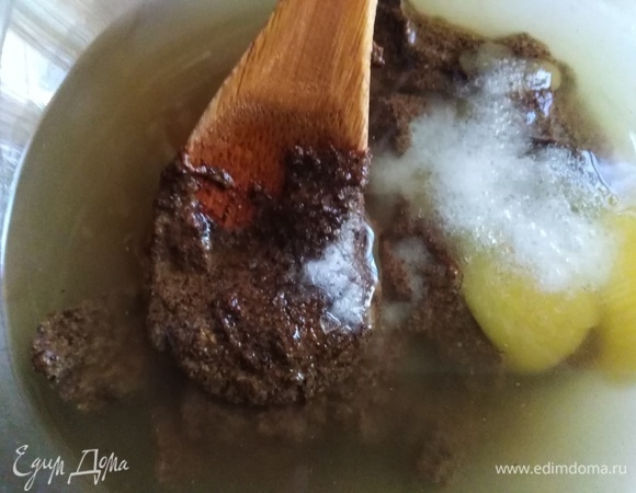 Заводим тесто. Для этого в воде разводим всю заварку, добавляем мед и соль.