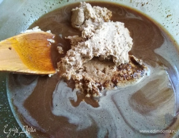 Затем опару. Перемешиваем.