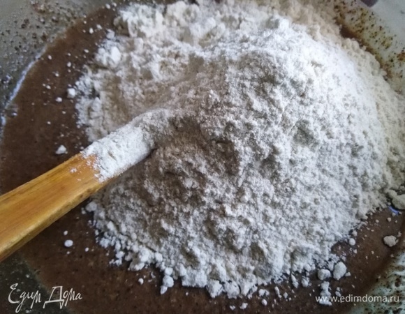 Всыпаем сначала цельнозерновую муку.