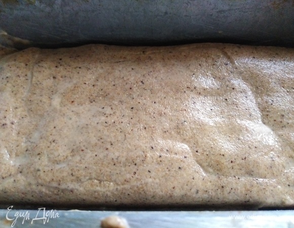 Затем перекладываем тесто в форму для выпечки на расстойку. Влажной рукой формируем верхушку. Накрываем и оставляем на 1,5–2 часа.