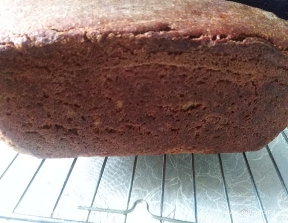 Вынимаем сразу хлеб из формы. Остужаем на решетке.