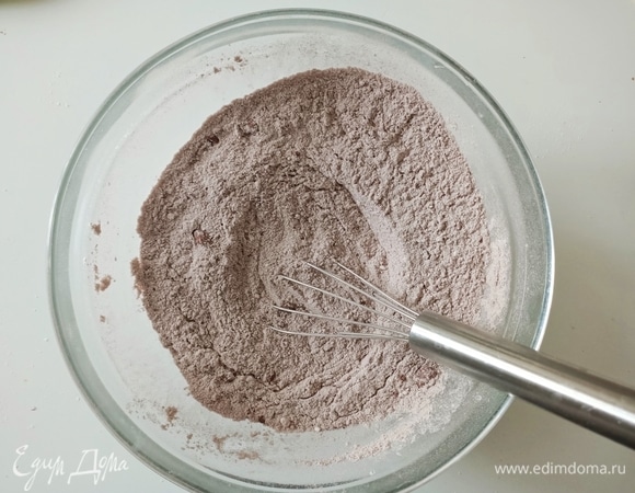 Смешать муку, сахарную пудру, соль и какао.