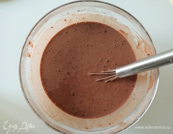 Добавить яйца и молоко. Перемешать, чтобы не осталось комочков. В конце влить подсолнечное масло и еще раз все перемешать.