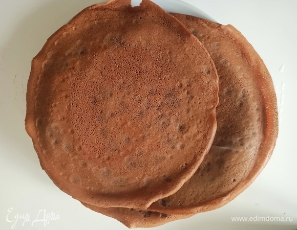 Дать тесту постоять 10 минут. Затем разогреть сковороду и испечь тонкие блинчики.