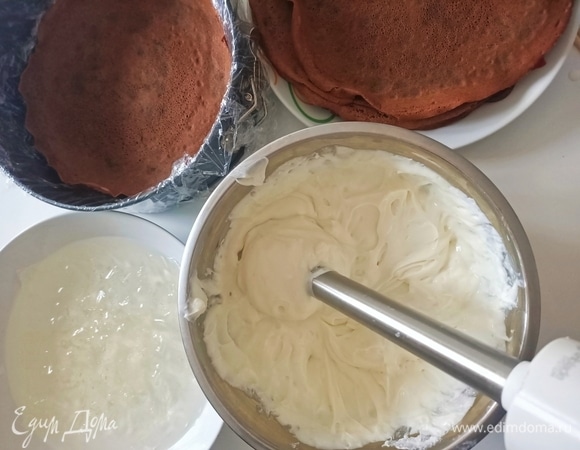 К рикотте добавить ванилин и сгущенное молоко. Пробить блендером. Нагреть сливки (не кипятить) и растворить в них желатин. Затем ввести в крем и хорошо размешать.