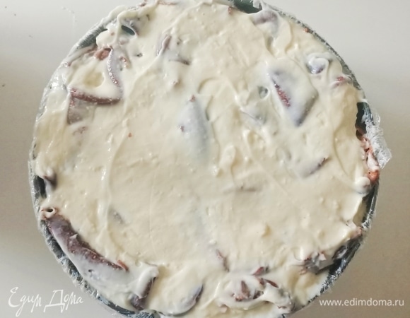 Остальной крем выложить сверху. Постучать формой по столу, для того чтобы крем заполнил все пустые места. Накрыть форму пищевой пленкой и убрать в холодильник на 3–4 часа, лучше на ночь.