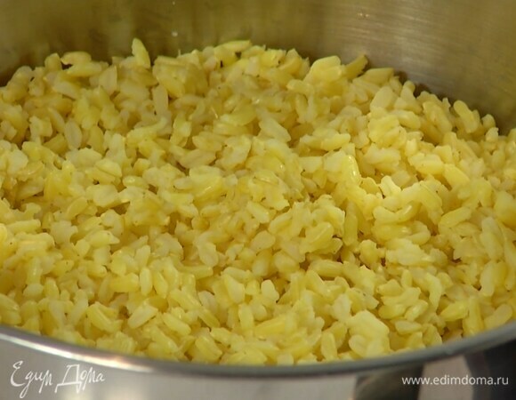 Рис отварить до готовности по инструкции на упаковке, добавив в него куркуму.