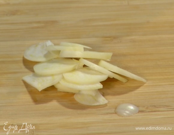 Чеснок почистить и нарезать не слишком мелко, затем обжарить вместе с луком.