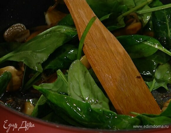 Шампиньоны нарезать дольками и выложить в сковороду с луком и чесноком, все посолить, добавить листья розмарина, кокосовое масло, перемешать и обжарить, затем влить соевый соус и кунжутное масло, добавить чили, шпинат, готовый рис и еще раз перемешать.