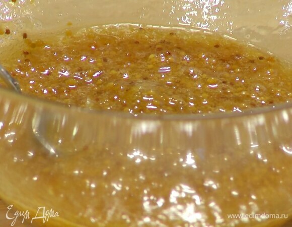 Приготовить маринад: джем и горчицу выложить в глубокую миску и перемешать, затем влить оливковое масло, посолить, поперчить и еще раз перемешать.