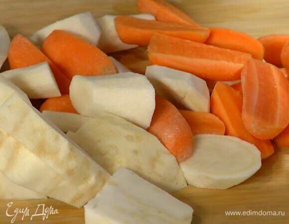 Сельдерей, морковь, пастернак и петрушку почистить и крупно порезать.