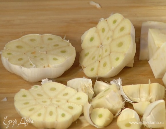 Головки чеснока очистить от верхней кожуры и разрезать поперек на две части каждую.