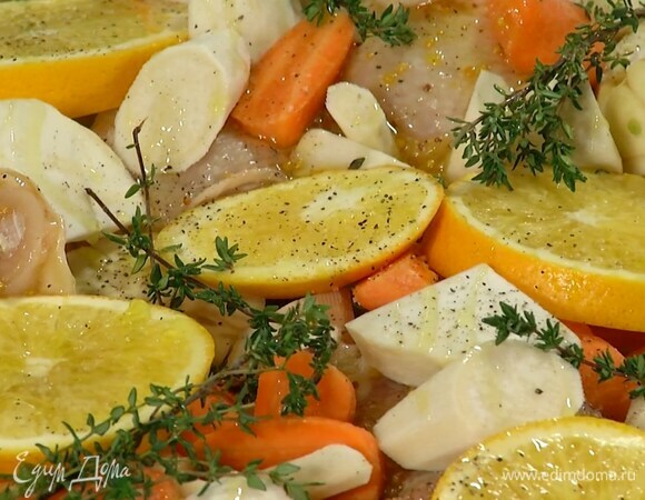 Апельсин нарезать кружками поперек и выложить на курицу с овощами, посолить, поперчить, накрыть веточками тимьяна, полить оставшимся оливковым маслом.