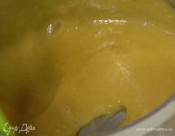 Приготовить крем: сливки влить в сотейник, добавить обычный и ванильный сахар, яичные желтки, все перемешать и на маленьком огне, непрерывно помешивая, заварить в густую массу. Снять крем с огня и еще некоторое время вымешивать, затем добавить сливочное масло и перемешать лопаткой.