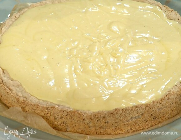 Остудить крем до комнатной температуры, взбить блендером с насадкой-венчиком и покрыть им остывший корж.