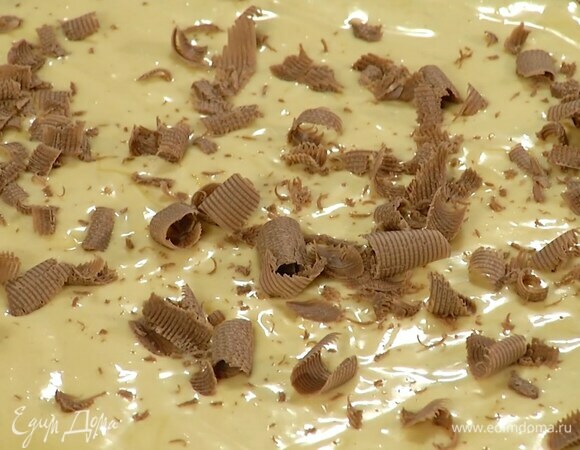 Шоколад тонко настругать и посыпать пирог.