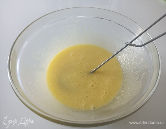 Смешать яйца, сахар и масло.