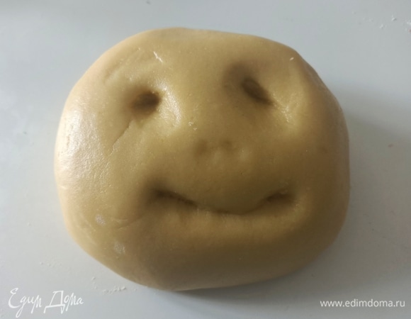 Добавить муку и разрыхлитель. Замесить тесто.