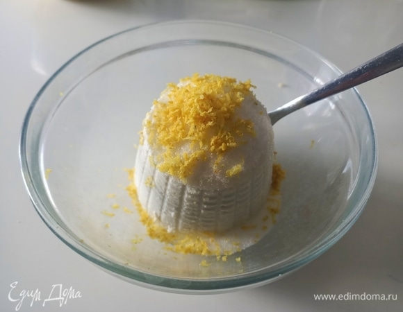 Смешать рикотту, сахар и цедру одного лимона.