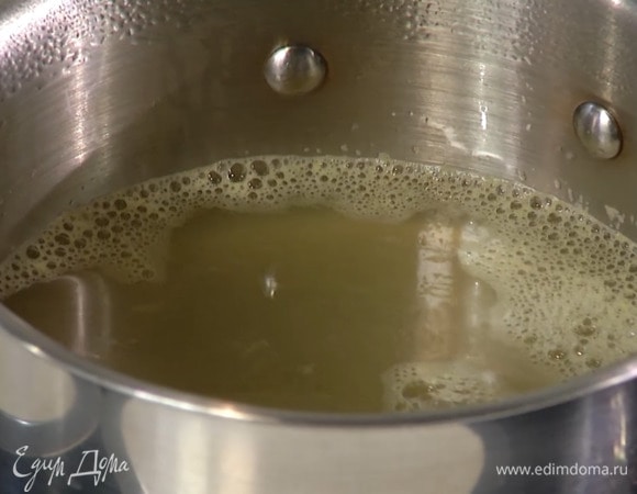 В небольшую кастрюлю влить лимонный и яблочный сок, добавить 240 мл воды и все прогреть, затем всыпать агар-агар, помешивая, довести до кипения и варить еще 3 минуты.