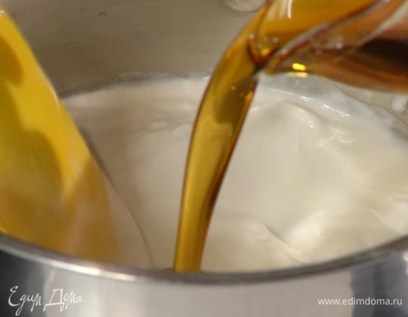 В отдельную кастрюлю поместить кокосовые сливки, влить кленовый сироп и на среднем огне, постоянно помешивая, прогреть, не доводя до кипения.