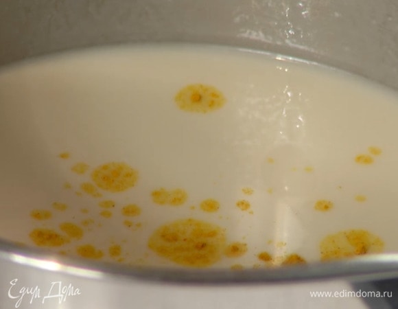 Куркуму всыпать в кокосовые сливки и перемешать, затем влить лимонно-яблочную смесь, еще раз перемешать и снять с огня.