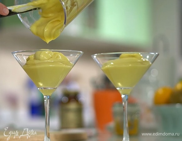 Разложить мусс в прозрачные бокалы и посыпать кокосовой стружкой.