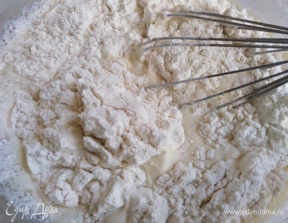 Молоко взболтать с яйцами. Всыпать соль и сахар. Добавить муку.