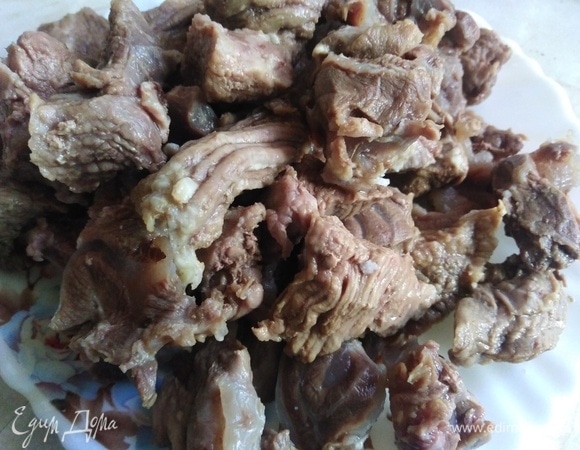 Телятину отварить до готовности. Пропустить через мясорубку или измельчить блендером.