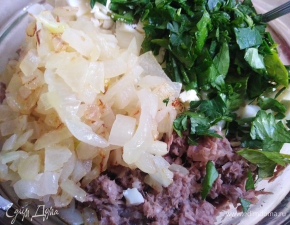 Влить бульон. Добавить нарезанные отварные яйца, зелень и обжаренный на сливочном масле репчатый лук. Перемешать.