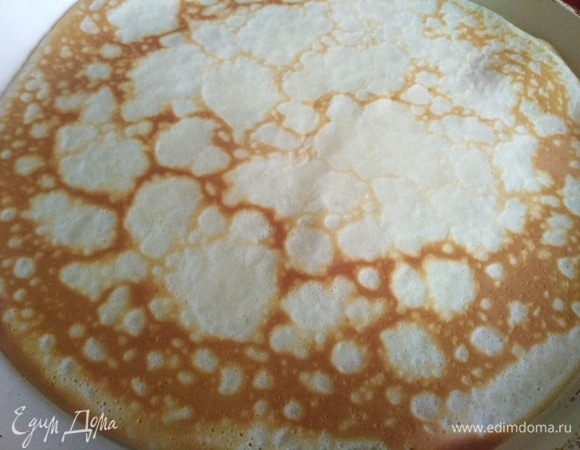 Испечь блинчики с одной стороны. Перевернуть на другую сторону, буквально на две секунды.