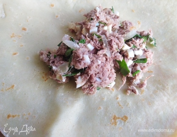 Выложить полторы столовые ложки начинки на незажаренную сторону. Свернуть удобным для вас способом.