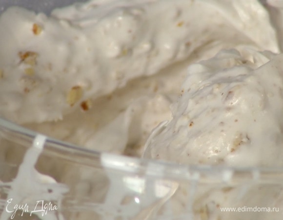 Приготовить меренгу: яичные белки с солью взбить в чаше комбайна, когда они схватятся, небольшими порциями всыпать сахарную пудру и взбить все в гладкую массу, затем добавить измельченные орехи и вымешать лопаткой.