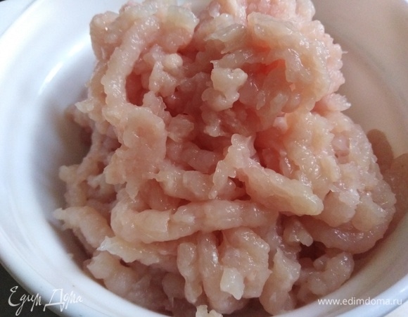 Филе куриной грудки пропустить через мясорубку.