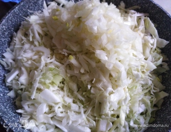 На растительном масле обжарить капусту с репчатым луком. Посолить.