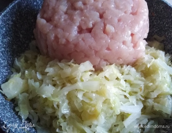 Добавить фарш.