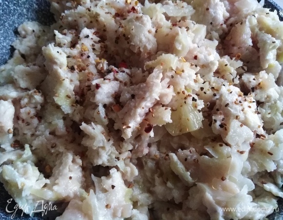 Обжарить мясо до изменения цвета, добавить соль и перец.