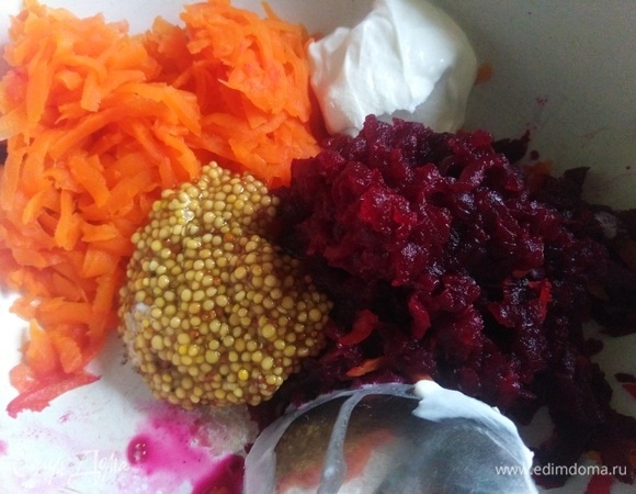 Морковь и свеклу натереть на крупной терке. Посолить. Соединить со сметаной и горчицей. Перемешать.