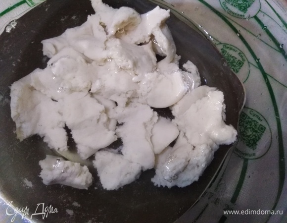 Затем тесто порвать на куски, залить водой.