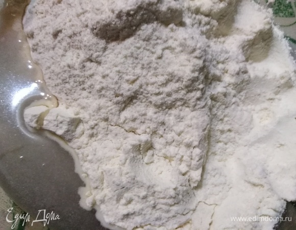 Всыпать муку. Замесить. Накрыть. Оставить на 30 минут.