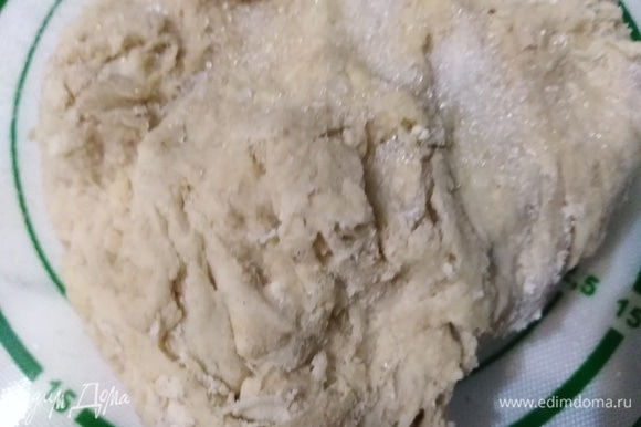 Выкладываем тесто на стол и постепенно при замешивании всыпаем соль и сахар. Месим тесто в течение 10 минут.