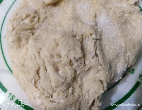 Выкладываем тесто на стол и постепенно при замешивании всыпаем соль и сахар. Месим тесто в течение 10 минут.