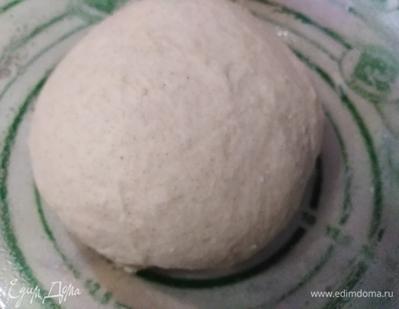 Собираем в шар. Выкладываем в смазанную растительным маслом посуду. Накрываем пленкой и оставляем для ферментации на 2,5 часа.