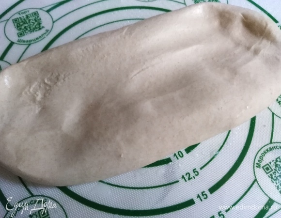 За это время тесто обмять два раза, через каждые 50 минут. Первый обмин — на влажном столе, методом растягивания теста.