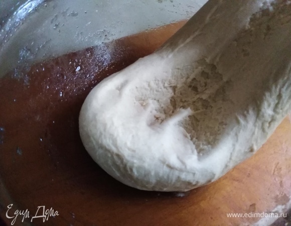 Второй раз обминаем прямо в посуде, так же методом растягивания.