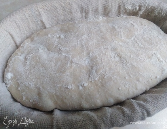 Сформовать тесто методом складывания. Выложить в расстоечную корзину, посыпанную мукой. Сверху тесто также слегка посыпаем мукой. Накрываем и убираем в холодильник на 6 часов.