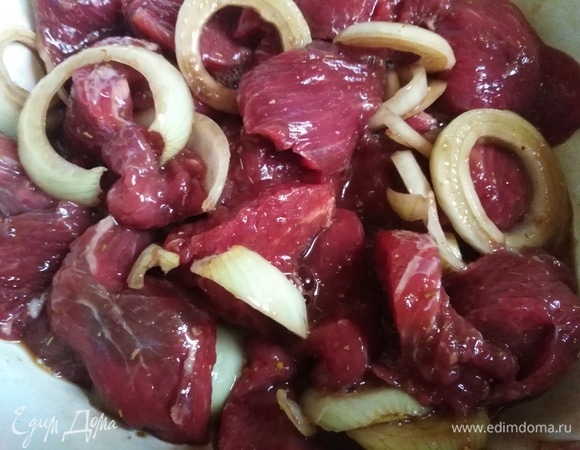 Телятину нарезать кусками (как для гуляша). Соединить с нарезанным репчатым луком. Залить соевым соусом и бальзамическим уксусом.