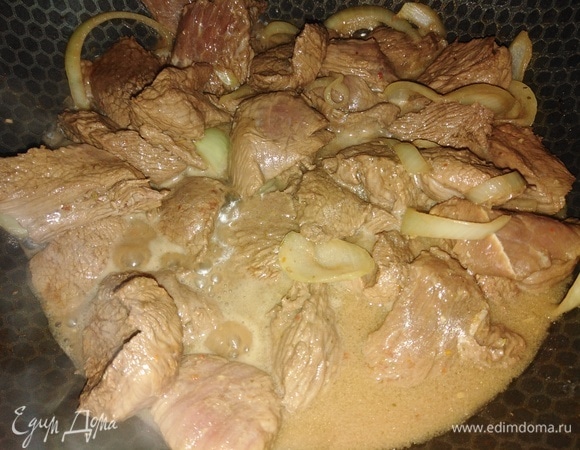 Выложить в сотейник вместе с маринадом. Тушить на умеренном огне под крышкой 1 час.