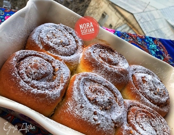 Выпекать булочки в разогретой духовке при 180°C 20–25 минут.