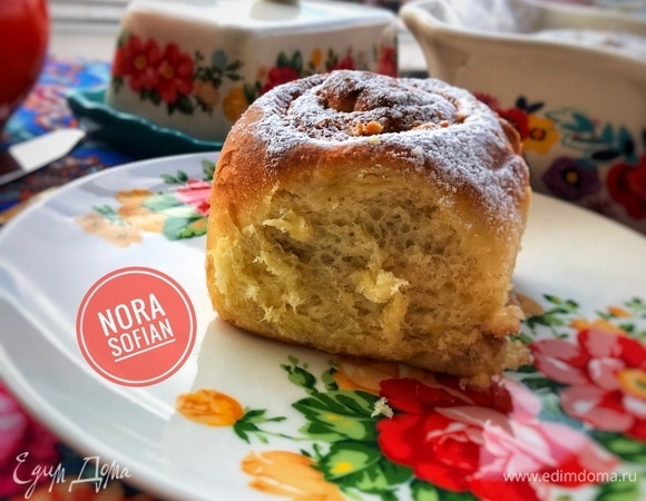 Готовые булочки слегка остудить и посыпать сахарной пудрой.